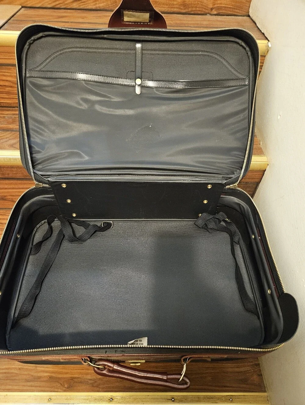 Sears and Goode blacksuitcase with faux leather trim  #travel
